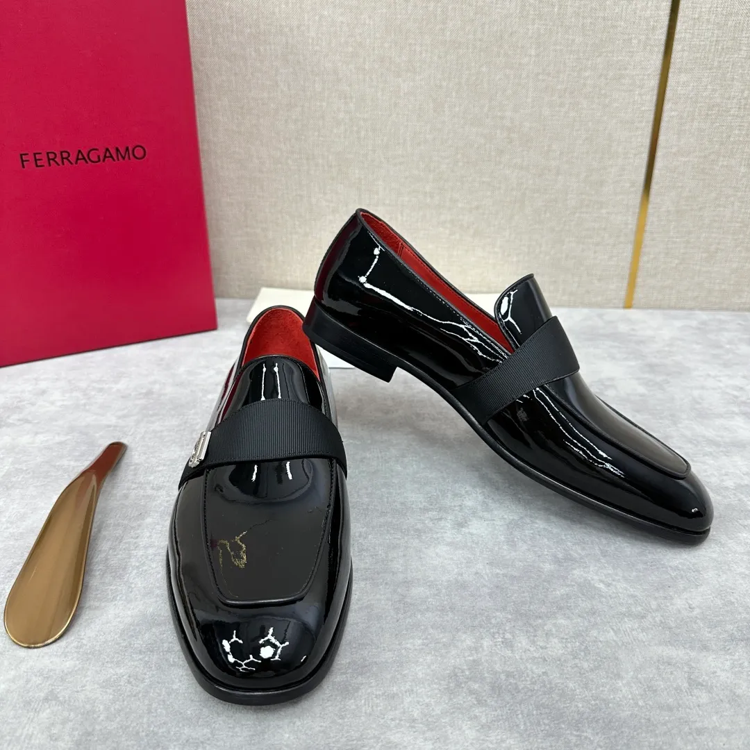 [Ferragamo] Top P: 960💰 Number of yards: 39~44 (38.45.46. Custom-made, non-refundable) Ferragamo** counters synchronize new models of men's loafers that can be worn casually or formally. The classic shape embodies the fashionable charm of formal wear, and the newly designed proportions are more modern. These loafers are made of imported open-edge beaded cowhide/fine calfskin/cow suede material. The upper is decorated with webbing, and the side is privately molded with silver Gancini buckles. The double stitching details add to the fashionable charm. Adopting a special "Original" structure and going through multiple processes, the soles are almost entirely handmade. Unique processing technology demonstrates exquisite craftsmanship. The original privately modeled genuine leather outsole is paired with a personalized rubber backing. It is comfortable, non-slip and wear-resistant. It can be worn as a slip-on. Exquisite hand-stitching. The workmanship is as fine as that of a store. The original color calfskin lining is sweat-absorbent, anti-odor, comfortable and breathable. The heel is also decorated with a rubber patch to perfectly improve the grip performance.